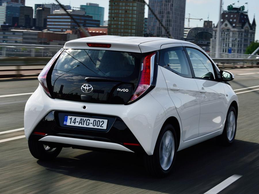  Toyota Aygo x-play 5-Door 2014 года  (фото 15 из 17)
